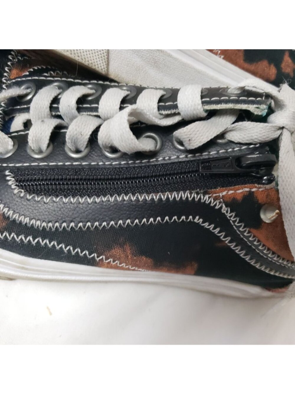 Vans Leather Metal Spiked Low Top Lace Up Sneakers Black/Red Plaid RARE - Picture 6 of 15